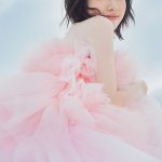 「初の寝起き！ほぼすっぴん（笑）」礒部花凜1st写真集から「添い寝カット」を公開