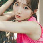 青山なぎさ、ベッドにゴロン！誘惑の視線があなたを離さない！『週刊プレイボーイ39・40合併号』に登場！