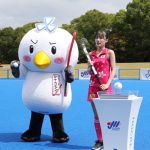 ホッケー日本代表国際強化マッチ始球式につばきファクトリー・河西結心がさくらジャパンのユニフォーム姿で華麗なドリブルを披露！河西「登場する前からドキドキしていた」キャプテン永井「アジア大会で優勝するために一緒に戦ってほしい」
