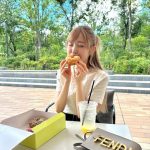 本田仁美、ドーナッツを「パクッ」頬張る可愛らしいSHOT公開！FENDIをオシャレに着こなす姿が話題に！
