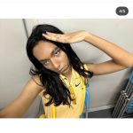 女王蜂・アヴちゃん、長身美脚ショットを公開！黄色い女王蜂を魅せる！