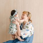 丸山桂里奈、愛娘『ぷくぷく』を満面笑みであやすハーフバースデー記念の家族SHOT「終始みんなの笑い声の空間に、娘もずーっとご機嫌さんでした！」