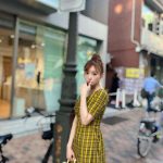 三上悠亜、「ミストレアス」のAWワンピースで先取り！秋のエレガンスを魅力的に披露！