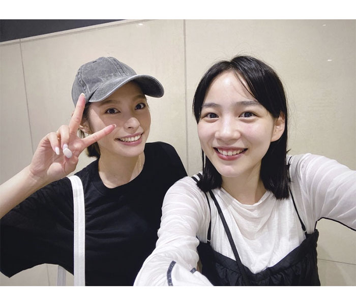 のん、瑠璃奈と満面笑みの仲良し2SHOT「るりなーーー楽しすぎたーー」ファンから「２人素敵」「美女ふたりだっ！」と歓喜の声