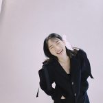 のん、耳元に大きな羽&ブラック衣装に身をまとった無邪気な笑顔など『のん2023年のカレンダー』撮影オフショに歓喜の声