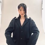 のん、耳元に大きな羽&ブラック衣装に身をまとった無邪気な笑顔など『のん2023年のカレンダー』撮影オフショに歓喜の声