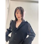 のん、耳元に大きな羽&ブラック衣装に身をまとった無邪気な笑顔など『のん2023年のカレンダー』撮影オフショに歓喜の声