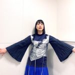のん、ネイビー×シルバーの重ね着コーデ着こなすCM撮影オフショ！