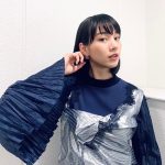 のん、ネイビー×シルバーの重ね着コーデ着こなすCM撮影オフショ！