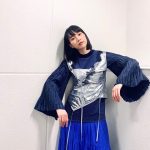 のん、ネイビー×シルバーの重ね着コーデ着こなすCM撮影オフショ！