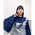 のん、ネイビー×シルバーの重ね着コーデ着こなすCM撮影オフショ！