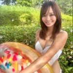 ビールの売り子として一躍話題の美女として有名になった「ななまる」が大胆な水着姿を公開！