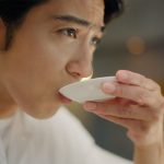 賀来賢人さん、出口夏希さんがだしにこだわる和食屋の店主とお客さん役で初共演！