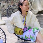 のん、オールバックのお団子ハーフアップ＆花柄ワンピで足組みSHOT！