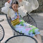 のん、オールバックのお団子ハーフアップ＆花柄ワンピで足組みSHOT！