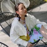 のん、オールバックのお団子ハーフアップ＆花柄ワンピで足組みSHOT！