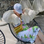 のん、オールバックのお団子ハーフアップ＆花柄ワンピで足組みSHOT！