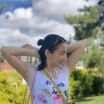 のん、オールバックのお団子ハーフアップ＆花柄ワンピで足組みSHOT！