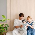 丸山桂里奈、愛娘『ぷくぷく』を満面笑みであやすハーフバースデー記念の家族SHOT「終始みんなの笑い声の空間に、娘もずーっとご機嫌さんでした！」