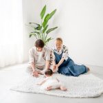 丸山桂里奈、愛娘『ぷくぷく』を満面笑みであやすハーフバースデー記念の家族SHOT「終始みんなの笑い声の空間に、娘もずーっとご機嫌さんでした！」