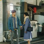 深川麻衣がすってんころり！井浦新はフツーのゆるゆるなおっさん姿をお披露目『人生に詰んだ元アイドルは、赤の他人のおっさんと住む選択をした』場面写真解禁