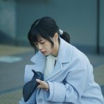 深川麻衣がすってんころり！井浦新はフツーのゆるゆるなおっさん姿をお披露目『人生に詰んだ元アイドルは、赤の他人のおっさんと住む選択をした』場面写真解禁