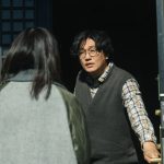 深川麻衣がすってんころり！井浦新はフツーのゆるゆるなおっさん姿をお披露目『人生に詰んだ元アイドルは、赤の他人のおっさんと住む選択をした』場面写真解禁