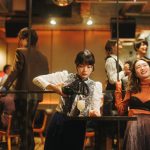 深川麻衣がすってんころり！井浦新はフツーのゆるゆるなおっさん姿をお披露目『人生に詰んだ元アイドルは、赤の他人のおっさんと住む選択をした』場面写真解禁