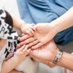 丸山桂里奈、愛娘『ぷくぷく』を満面笑みであやすハーフバースデー記念の家族SHOT「終始みんなの笑い声の空間に、娘もずーっとご機嫌さんでした！」