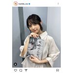 桃月なしこ、台本を持ってニコッ！可愛すぎる笑顔にファン悶絶間違いなし！