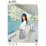 見返り美人！フリーモデル・KM、ミニスカからチラリとほっそり美脚披露！！