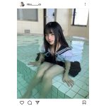 「そのまま入って…」りつのセーラー服プールパーティー！濡れて、セクシーに、最高のショット！