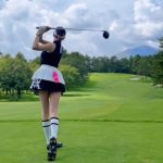 「あらステキ！」緒方咲、ナイスショットで舞うミニスカ、ちらりパンティがナイスSHOTと話題！！