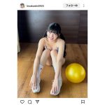 歓喜！石井ひなこ、三角座りからチラリ真っ白おパンティ！ツインテール姿で魅惑的な三角ゾーンを紹介！