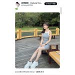 吉澤遥奈、キャミワンピからのぞく太ももチラリ！ほっそり美脚にファン「スタイルやばい」「あしながい」