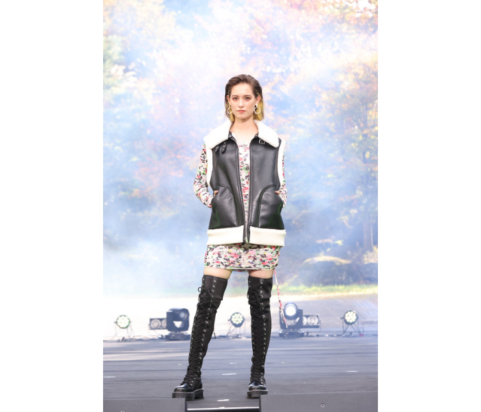 トラウデン直美、総柄のミニ丈ワンピ＆ニーハイブーツでチラ見せ〈TGC フェス 山梨 2023〉