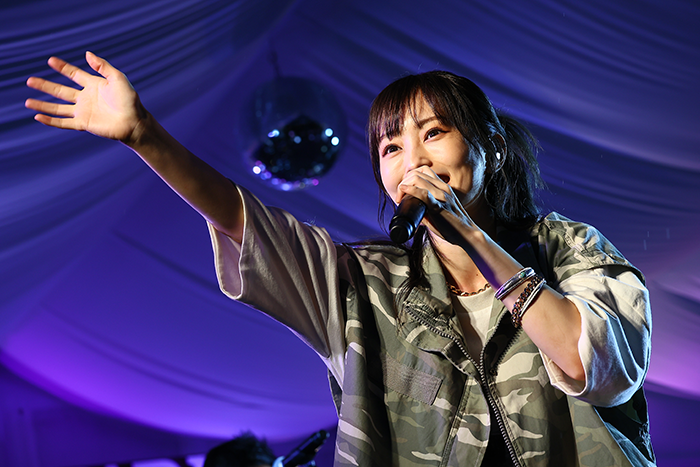 【写真特集】山本彩、圧倒的な存在感で歌声を響かせる！クールな迷彩柄コーデで登場＜UNI9UE PARK’23＞