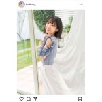 加藤結、見返りスマイルと美肩魅せトップス姿でラジオパーソナリティ就任を報告！