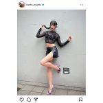 「めちゃんこセクシーダイナマイト」真島なおみ、太ももフェチ歓喜のスリット入りスカート姿で登場！