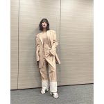 のん、ベージュセットアップ×クールな表情の表彰式オフショを披露！話題賞受賞に思いつづる！