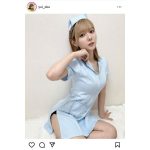 スリットから何かが・・・？奥ゆい、金髪ミニ丈ナースコス姿にファン歓喜！