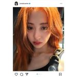 LE SSERAFIM・ユンジン、秋色オレンジヘアーへの大胆イメチェンSHOTが話題に！