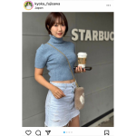 フリーモデル・藤澤響花、爽やかなアイスブルーのニットセーターとデニムのミニスカで自慢のスタイルを披露