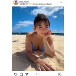堀江りほ、砂浜で横たわり青い空と満面の笑みと美谷間がまぶしい写真を披露
