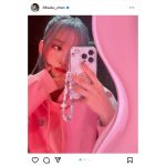 思わずドキッ！宮脇咲良、艶やかピンク照明オフショットがキレイ＆可愛すぎる