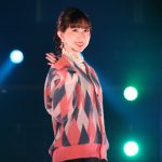 ニコッと笑顔！ミコライブランウェイモデル・なるみんさん、秋らしさ溢れるニットコーデでウォーキング！〈GIGA・GIGA SONIC 2周年大感謝祭SPECIAL in 幕張メッセ presented by ドラゴンエッグ〉