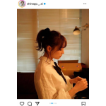 篠崎愛、可愛らしいポニーテールに大人な色気を感じさせる清楚な白シャツに黒のリボンを着用