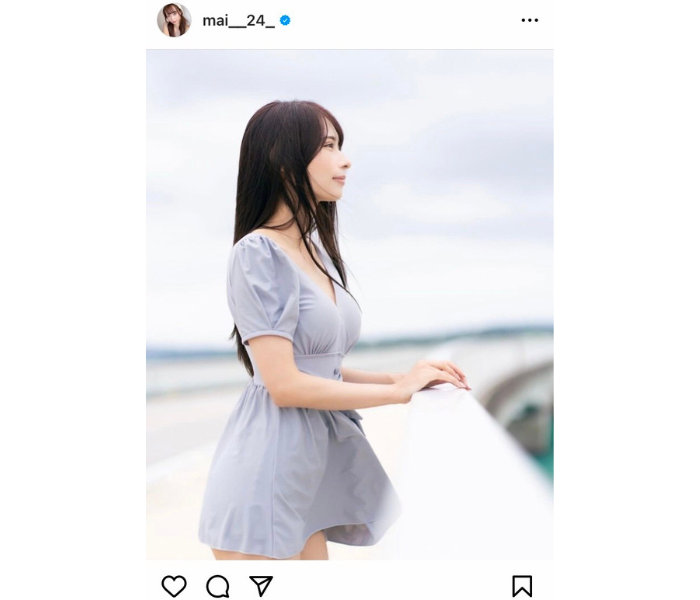 大野真依、美脚チラ見せの淡色ミニワンピ姿を披露！