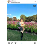 フリーモデル・KM、白シャツにチェックのミニスカ、黒のブーツというスタイルが際立つショットを披露！