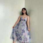 本郷柚巴、胸元のざっくり開いたセクシーなワンピース姿を披露！